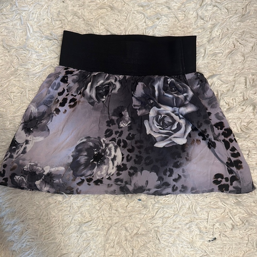 Luna Tikks gray floral Skirt size S